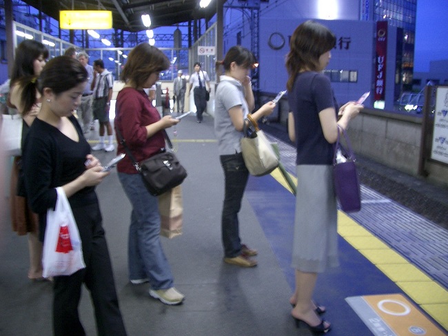 people-using-their-smartphones